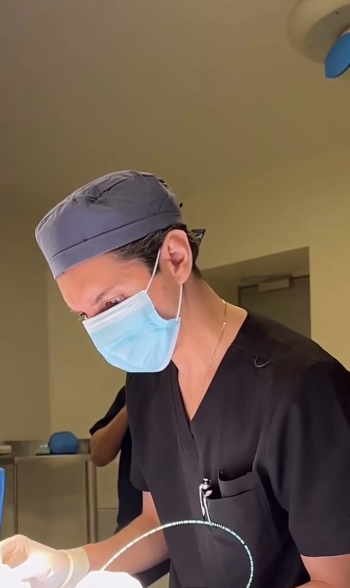 Dr. Juan Carlos Rocha Velarde con sistema da Vinci